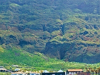 Ortschaft Punta Grande an der Nordwestküste der Insel : Steilküste, Brandung, Dorf